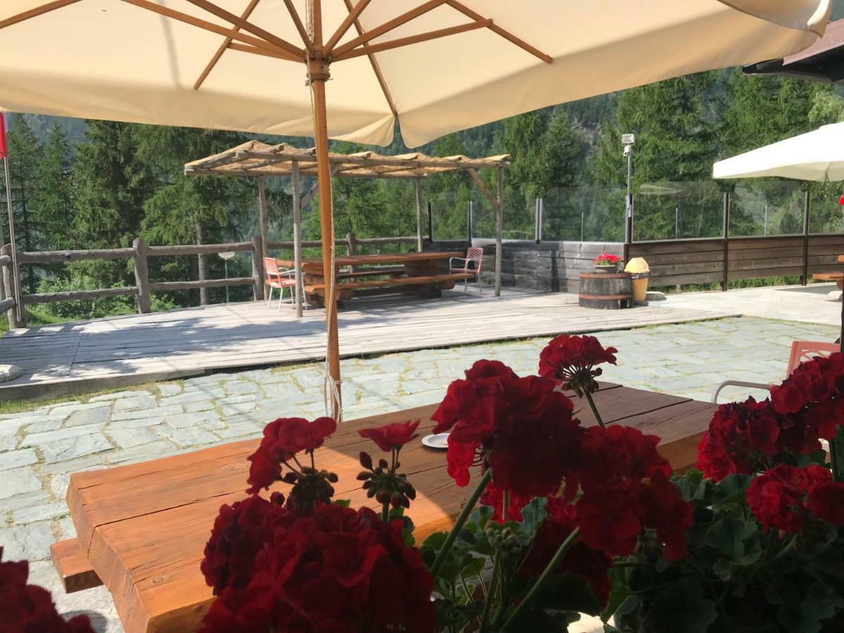 Hotel Sasso Nero Chiesa in Valmalenco Exterior foto